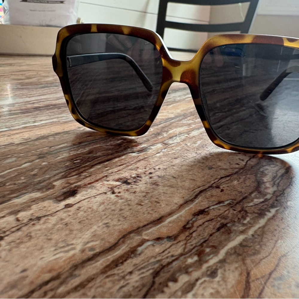 Elegant Tortoise Shell Sunglasses